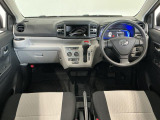 【インパネ】運転のしやすさを最優先に設計された見晴らしの良いフロントビュー。車両間隔が掴みやすく狭い道でも安心♪「安全」と「品質」を最優先に、安心してお乗りいただけるクルマを提供いたします。