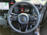 手元に複数のスイッチが集まり、運転姿勢を大きく変えずに各種操作へアクセスしやすい配置です。表示やマークも確認しやすく、日常の運転を便利にサポートしてくれます。