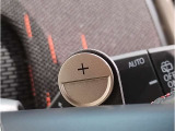 MINIの内装はとにかく『円』に拘ったデザインコンセプトが一目で伝わってきます。これほど円形に拘った車は他に御座いません。伝統のデザイン、トグルスイッチなど遊び心のある内装で御座います。