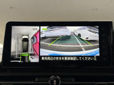 車両後方の映像に加えて、周囲を上から見た映像も表示します。駐車時に車両周辺や進路を画面で確かめられるため、狭い場所での位置確認にも役立ちます。