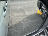 隣車線を走る車両をレーダーで検知し、ドアミラーでは確認しにくい後側方エリアに存在する車両に加え、急接近してくる車両も検知します。車両を検知するとドアミラーに搭載されたLEDインジケーターが点灯します。