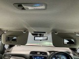 両席のサンバイザーにはバニティーミラーも付いています。身だしなみチェックには欠かせません。