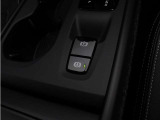 軽いタッチの電気式サイドブレーキとオートサイドブレーキが装備されます。