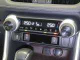 【オートエアコン】車内温度を感知して自動で温度調整をしてくれるのでいつでも快適な車内空間を創り上げます!どの席に座っても快適なドライブが楽しめます♪