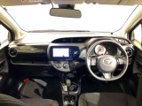 シンプルながら機能性あふれる運転席廻りです。視界性もよく、運転しやすいですよ。