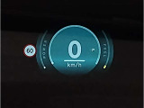 【ヘッドアップディスプレイ】現在の車速表示や目的地へのルート案内やメディア関連のリストを表示する事が可能です。視線移動を減らす事によりドライブに集中して頂けます。