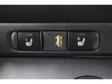 運転席と助手席には寒い日の肩や腰、冷えやすい下肢を温めてくれるシートヒーターが付いております!