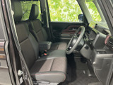 前席は視界が広く、運転席と助手席それぞれにゆとりを感じる配置です。シートには落ち着いた色合いの生地が使われ、乗り込んだ際もすっきりとした印象でお迎えできます。
