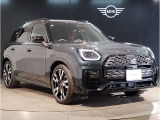 MINIのフロントグリルのデザインはイギリスで生まれた当初から、シルバーのサイドバーが折り重なった伝統的なデザインで御座います。その伝統はBMWのお車になってからでも少しずつ形を変えて守られております