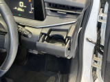 運転席側前部にドリンクホルダーあります♪運転中でも手が届きやすい位置にあって使い易いです♪