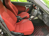 赤系のシートが車内に明るさを添え、運転席と助手席には身体を支える形状が採用されています。ドア側から乗り降りしやすく、前席で過ごす時間を快適にお楽しみいただけます。