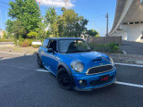 右斜め前から。MINI クーパーS JCWエアロの存在感あるデザインをご確認ください。