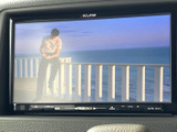 画面の表示が大きく、停車中にテレビ番組や映像を視聴できます。出発前の待ち時間や休憩中など、車内で過ごすひとときに活用いただける装備です。