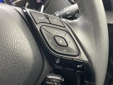 【レーンディパーチャーアラート(LDA)】クルマが車線または走路から逸脱する可能性がある場合に、ブザーまたはハンドルの振動により注意をうながします。機能には限界があるためご注意ください。