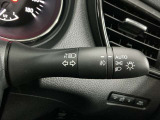 【オートライト】車のセンサーが周囲の明るさを感知し、自動でヘッドライトを点灯・消灯する機能です。この機能は夕暮れ時の交通事故が多い時間帯の安全性を高めてくれます。