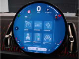 Apple CarPlay対応で、iPhoneのナビゲーションや音楽、通話などを車内ディスプレイから快適に操作。普段使い慣れたスマートフォンの機能を、ドライブでも便利に活用できます。