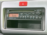 中央にまとまったオーディオは表示部とボタンが見分けやすく、運転席から確認しやすい配置です。手の届きやすい位置にあり、毎日の移動中にも扱いやすい印象です。