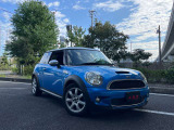ミニ クーパーSの右前から見た外観です。車両全体のバランスが分かりやすい一枚です。