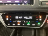 【左右独立オートエアコン】左右席で独立温度コントロールが可能です。運転席はキンキンに冷やして助手席はマイルドにと言った設定が可能です☆暑さ寒さでケンカすることもなくなりますね♪
