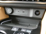 ワイヤレス充電器。置くだけで携帯電話を充電できます。電源ソケットもあります