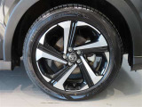 純正のアルミホイール装着車です。タイヤサイズは195/60R17です。