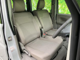 明るい色合いのシートが並び、運転席まわりまで見通しやすい室内です。座面と背もたれにはゆとりが感じられ、前席に座る方も落ち着いて過ごせる空間です。