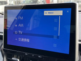 FMやAM、テレビ、交通情報などの項目が表示され、用途に応じて選択できます。画面内でメニューを確認しやすく、移動中の情報収集や音声コンテンツの利用に便利です。