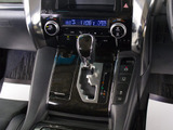 スイッチ操作でトランクリッドの自動開閉が行えます。電子キー本体のワイヤレス機能や運転席のスイッチからでもオープン操作が可能です!高級車ならではの快適装備です!!