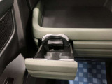 【助手席ドリンクホルダー】使いやすさに配慮したドリンクホルダー