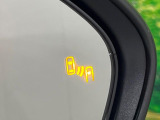 【ブラインドスポットモニター】走行中、ドアミラーの死角になりやすい箇所に後続車が接近するとサイドミラーのレンズに警告を表示!ドライバーに注意喚起をしてくれます。