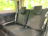 後席には左右それぞれにヘッドレストが備わり、落ち着いた色合いのシートが広がります。窓から外の景色を眺めやすく、後席で過ごすご家族や同乗者にも親しみやすい空間です。