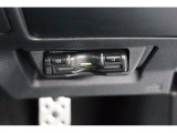 ETC車載器を装備。カードを挿しておけば高速道路の利用もスムーズです。グローブボックス下のすっきりした位置に収まっています。