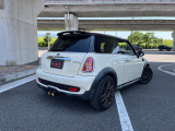 ミニ クーパーSの右後方から撮影。リアとサイドの状態を写真でご確認いただけます。