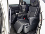 エグゼクティブシートパッケージではセカンドシートは個別シートになっています。左右に肘置きがあり、フィット感がとてもあり、車が左右に曲がるときでも身体が揺られることが少ないです。
