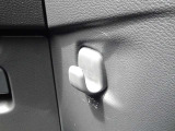 荷物をかけられるフックも付いております。