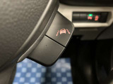 【車線逸脱抑制機能】車線の逸脱の可能性が高いとシステムが判断した場合に、ドライバーに車線逸脱防止方向へのステアリング操作を促し、車両を内側に戻すよう支援します。