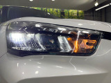 【LEDヘッドライト】悪天候や夜間走行時も良好な視界を確保し安心して運転できる高輝度LEDヘッドライトを装備!点灯速度が早く、消費電力も抑えられています。