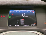 速度やシフト位置などの情報がひと目で確認しやすく、必要な表示を運転中にも把握しやすい配置です。画面表示がまとまり、視線の移動を抑えやすい点も魅力です。