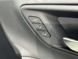 シートメモリー機能装備付きです。シートの位置をそれぞれ記憶しておく事ができるので、ご家族や、複数の方で車を乗られるオーナー様には、便利な機能です。