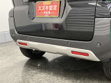 【後退時ブレーキサポート】リヤバンパーに4つの超音波センサーを内蔵し、車両後方にある障害物を検知。透明なガラスなども検知でき、コンビニの駐車場などでの衝突回避をサポートします。