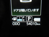たとえばダイハツのお店にある、たくさんのスマアシ搭載車は、正常に作動する事をしっかり確認します。