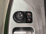 オート格納機能付きミラー キーフリーシステムのドア施錠に連動して自動的に格納!乗降時のミラー操作の手間が省けて便利です♪閉じ忘れを防げるほか、降車の直前まで後方の確認ができます!!