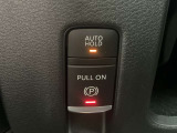 電動パーキングブレーキと便利なオートホールドボタン(停止保持制御)。