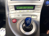 【オートエアコン】一度お好みの温度に設定すれば、車内の温度を検知し風量や温度を自動で調整。暑い&hellip;寒い&hellip;と何度もスイッチ操作をする必要はありません。快適な車内空間には必須の機能ですね♪