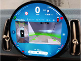 大画面ディスプレイを活用したナビゲーションシステム。地図や各種情報を見やすく表示しながら、MINIらしい先進性と遊び心を感じられるインテリアを演出しています。
