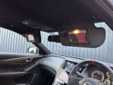 サンバイザーには便利なバニティミラーが装備されています。