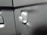 荷物をかけられるフックも付いております。