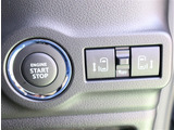 『1台』のお車に対して、3名体制で日々議論を重ね仕入れを行っております。