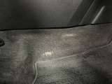 運転席のセンタートンネル付近のカーペットに傷みあり。