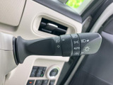 レバー上にライト関連のマークが見やすく配置され、必要な表示を確認しやすい仕様です。運転席から手を伸ばしやすく、周囲の状況に応じた操作を支えます。